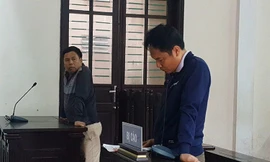 Bác sĩ lĩnh 6 tháng tù vì túm cổ áo, tát rơi kính cán bộ tòa án
