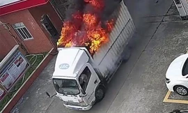 Tài xế nhanh trí lái xe tải đang bốc cháy vào trạm cứu hỏa