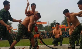 Bộ đội Nghệ An chống giáo vào yết hầu đẩy ôtô 7 chỗ