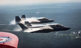 Ấn tượng F-35A của Mỹ bay tạo đội hình cùng Thunderbirds và BlueAngels