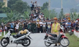 Người dân liều mạng rủ nhau xem bắt kẻ ôm súng cố thủ ở Hà Tĩnh