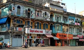 Sống trong chung cư sắp sập mà không dám tu sửa