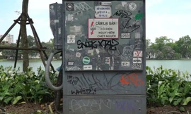 Hà Nội: Hàng loạt bốt điện quanh hồ Gươm bị bôi bẩn