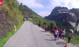 Xe container lao xuống vực sâu hàng chục mét