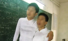 Nam sinh độn ngực, mặc áo dài