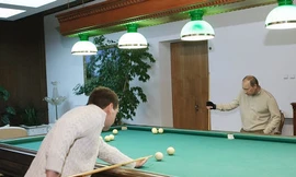 Thủ tướng Nga đánh bi-a cùng Tổng thống