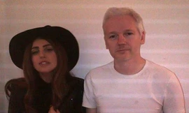Lady Gaga và ông chủ Wikileaks Julian Assange