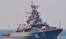 Một tàu hộ vệ tên lửa Nga thuộc Hạm đội Hắc Hải đang tiến vào quân cảng Sevastopol (Ukraine)