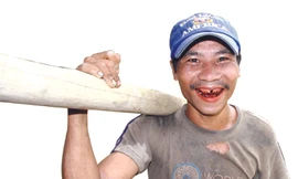 Đàn ông Nước Ka ai cũng miệng đỏ răng đen, cả đời không biết … đánh răng !