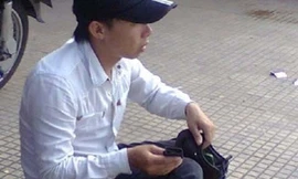 Chàng trai đánh giày khiến nhiều người trẻ xấu hổ