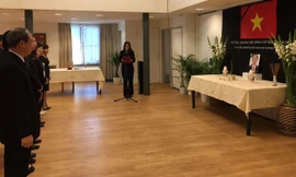 Đại sứ Ngô Thị Hòa đọc lời điếu và thắp hương tại Lễ viếng Chủ tịch nước Trần Đại Quang