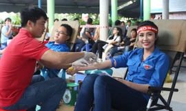 Đặng Thu Thảo - Miss International 2014 tham gia hiến máu tại Chủ Nhật Đỏ 2017