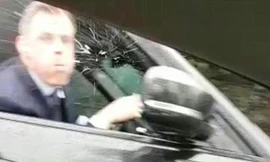 'Phun mưa' vào CĐV M.U, huyền thoại Liverpool gặp họa lớn