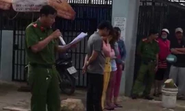 Hình ảnh công an thị trấn Dương Đông (Phú Quốc) công khai danh tính, hành vi của người mua bán dâm trước đám đông khiến nhiều người bức xúc. Ảnh: Cắt từ clip