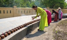 Người dân thắp hương trong buổi tưởng niệm. Ảnh: H.A