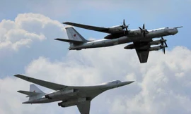 Nga điều oanh tạc cơ áp sát không phận Anh lúc 'nước sôi lửa bỏng'