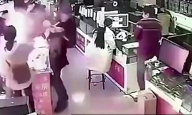  Cú nổ chát chúa khi người đàn ông kiểm tra pin iPhone bằng miệng