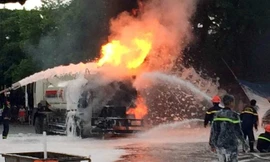 Xe bồn tiếp nhiên liệu bốc cháy ngùn ngụt tại cây xăng