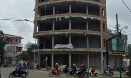 Tòa nhà 6 tầng đang xây dựng - nơi nữ phụ hồ Dung bị ngã nguy kịch. Ảnh: Q.T