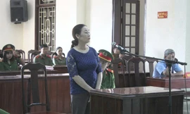 Bị cáo Lê Thị Nở bị phạt tù 10 năm với tội buôn hơn 2 tạ thuốc nổ tại phiên tòa ngày 28/3/2018.