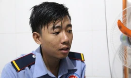 Sau một đêm gần như thức trắng để hỗ trợ người dân tháo chạy, Lê Gia An lộ vẻ mệt mỏi. Ảnh: Phan Nhơn.