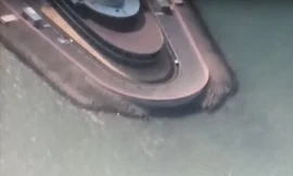 Cọc dolos chìm dưới nước ở một đầu đảo nhân tạo phía tây