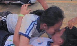 Hình ảnh được cho là phản cảm khi các em học sinh ở Cần Thơ chơi trò chuyền thìa.