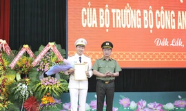 Thứ Trưởng Nguyễn Văn Thành trao quyết định và chúc mừng Đại tá Vũ Hồng Văn.