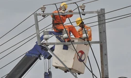 thợ điện đang làm việc ẢNH: HÒA HỘI