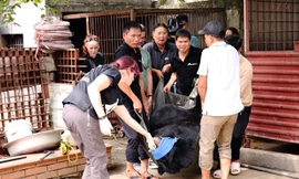 Chú gấu ngựa được gây mê, kiểm tra sức khỏe và đưa lên xe để bắt đầu di chuyển về Trung tâm Cứu hộ Gấu Việt Nam.