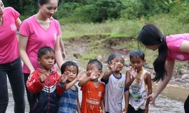 Thí sinh HHVN lội suối mang nước sạch về cho bản Nịu