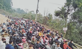 Dòng người đổ về Tam Đảo khiến tắc đường kéo dài. Ảnh: Minsk Bong Keo.
