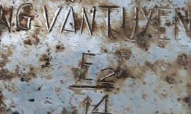 Tấm nhôm khắc tên "NG-VĂN-TUYÊN E2/14” nằm cùng hài cốt liệt sĩ.