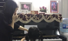 Nhiều gia đình cho con đi học piano, vẽ trong dịp hè. Ảnh: ĐH