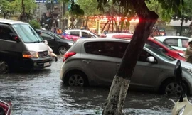 Vào khoảng 16h30 chiều nay (26/9), cơn mưa lớn kéo dài 1 tiếng đồng hồ khiến nhiều tuyến đường ở Hà Nội bị ngập sâu, có nơi lên đến khoảng 50cm. Ảnh: Saostar