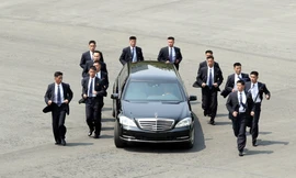 Dàn cận vệ cao lớn, mặc suit đen của ông Kim đã gây chú ý khi chạy bộ hộ tống chiếc xe chở vị lãnh đạo về ăn trưa trong cuộc thượng đỉnh hôm 27/4 giữa ông và Tổng thống Hàn Quốc Moon Jae In. Ảnh: Reuters.