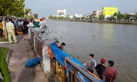 Người dân đến nơi để thi thể nạn nhân