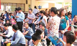 Chờ đến lượt thi (ảnh chụp tại trường Tiểu học Đoàn Thị Điểm). Ảnh: Hoàng Thùy.