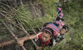 Học trò đánh đu với tử thần leo núi 3 giờ tới trường