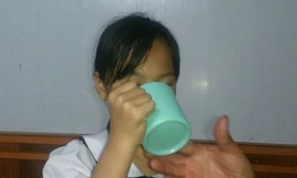 Học sinh súc miệng bằng nước giặt giẻ lau: Bộ GD&ĐT nói gì?