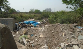 Nhiều bãi phế thải nằm "Trơ gan cùng tuế nguyệt" trên lối rẽ Đại học Thành Tây, quận Nam Từ Liêm, thành phố Hà Nội