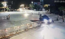 'Xế hộp' lao như điên trong đêm, húc tung gác chắn