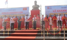 Các đại biểu cắt băng khánh thành Công viên Fidel và trồng cây lưu niệm trong khuôn viên công viên.