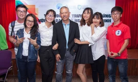 GS Trương Nguyện Thành cùng sinh viên Trường ĐH Hoa Sen. Ảnh: NVCC