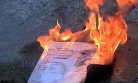 Bằng tốt nghiệp đại học bị đốt. Ảnh cắt từ clip.
