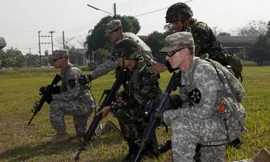 Lính Mỹ và lính Quân đội Hoàng gia Thái Lan trong cuộc tập trận Hổ mang vàng 2013