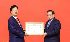 Trao Huy hiệu 55 năm tuổi Đảng tặng nguyên Thủ tướng Nguyễn Tấn Dũng
