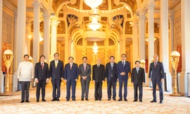 Lãnh đạo các nước ASEAN tiếp kiến Quốc vương Campuchia