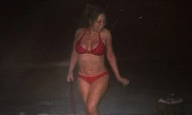 Mariah Carey mặc nội y đón Giáng sinh giữa trời rét