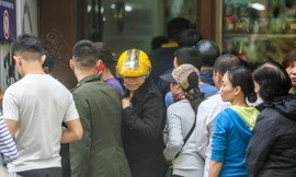 'Rồng rắn' xếp hàng mua giò, chả trên phố cổ 